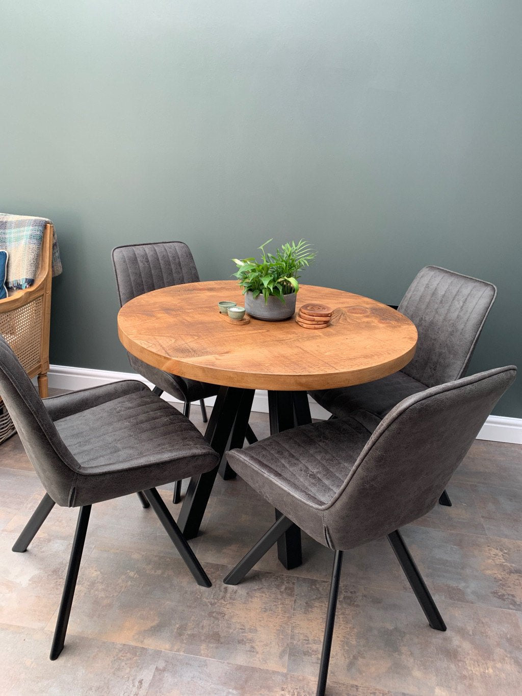 Extra Chunky extending round rustic central leg dining table