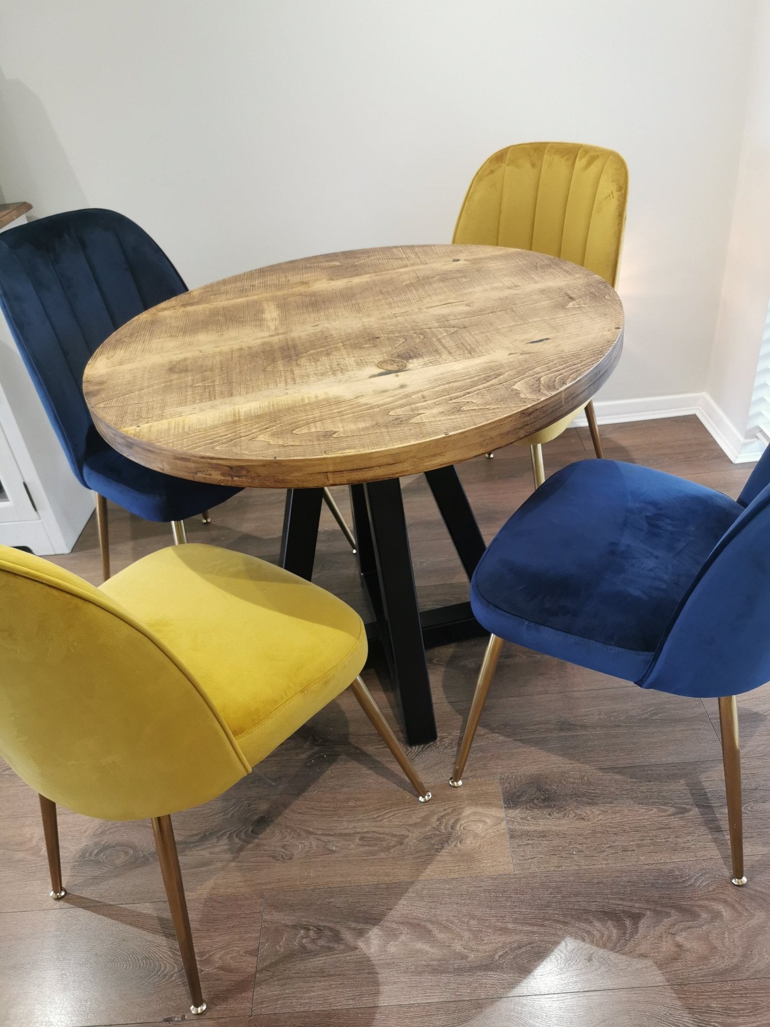 Round rustic dining table with central steel leg